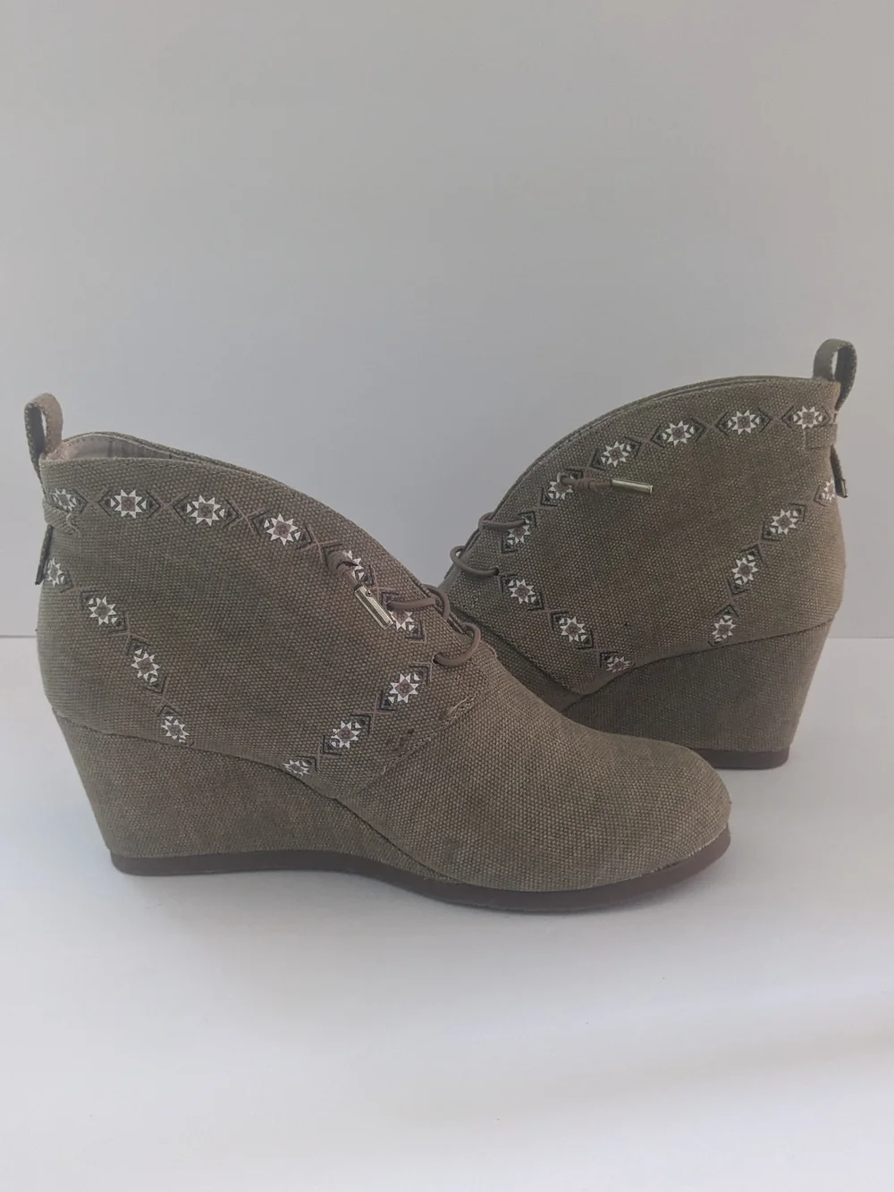 Soda Taupe Wedge Ankle Boots with Stud Embellishments NWOT 7